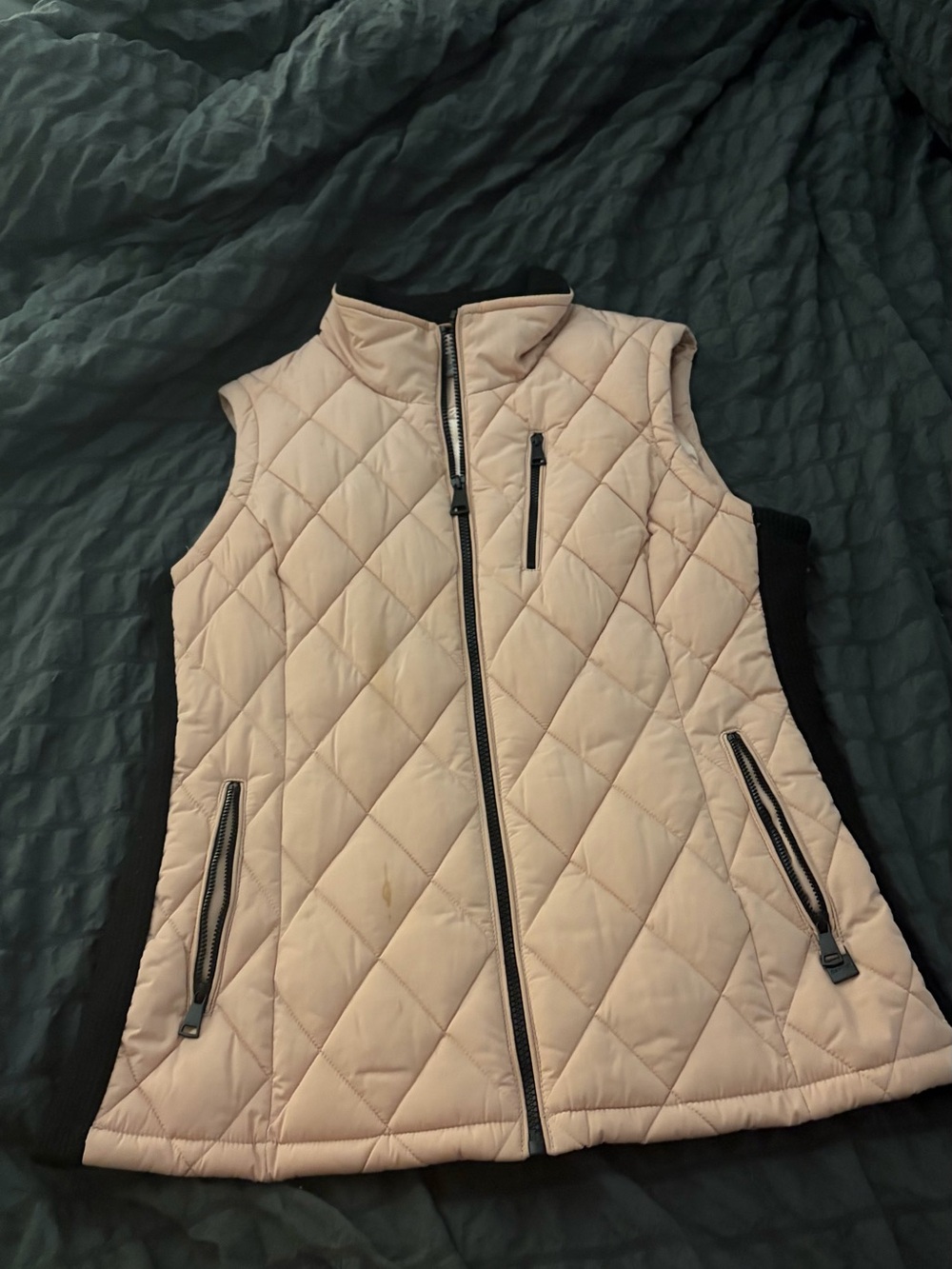 🚨MUST GO🚨BUY NOW🚨Calvin Klein Blush Quilted Sleeveless Vest with Black Panels